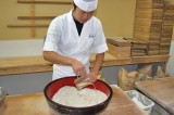水回し　そば粉に少しづつ水を加える