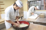 そば粉に水分をなじませ揉んでいきます