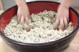 水分を含んだそば粉が少しずつ固まりになります