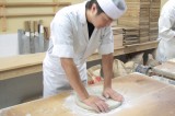 のばしの作業　はじめは手でのばしていきます