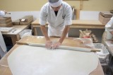 打ち粉をしながら徐々にのばします