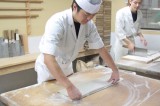 しわを作らず丁寧に折りたたみます