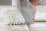 羽根屋のそばはのどごしで味わえる細めの麺です