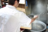打ち上がった麺を沸騰したお湯に投入