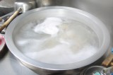 大きめの鍋で沸騰したお湯を使います