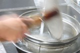 素早くざるに移して冷水で洗います